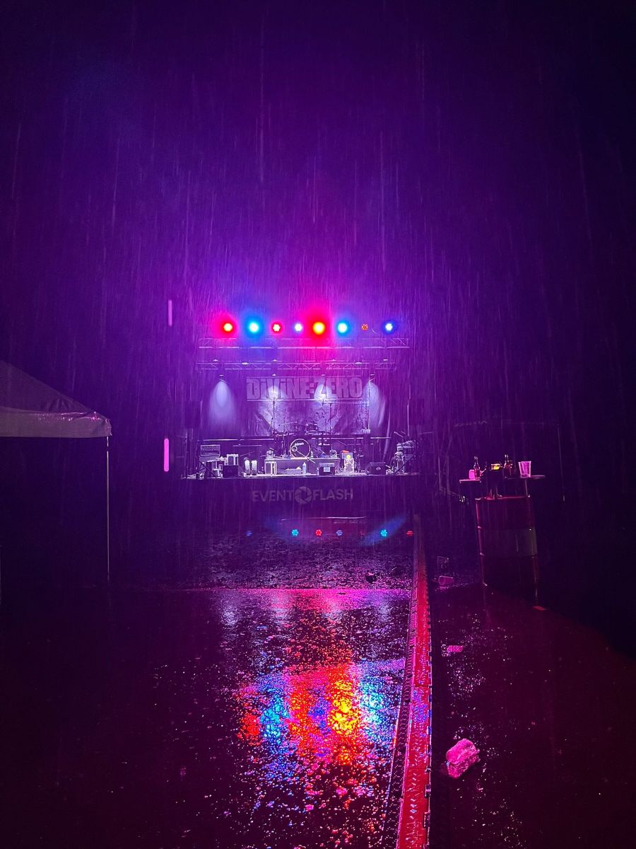 Crimson Fest 2025 - Festival mit Bühne, Lichtshow und Soundanlage